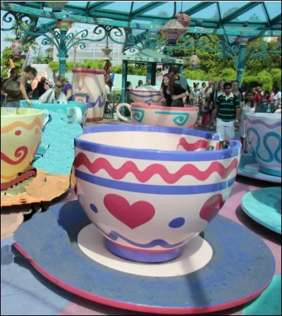 La tasse violette tourne plus vite que les autres.