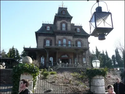À l'entrée de la maison hantée il y a une bague incrustée dans le sol.
