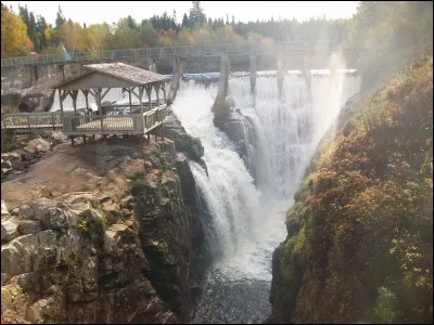 Quel nom porte ce cours d'eau tumultueux, affluent de la rivière Saguenay, formant un impressionnant canyon ?
