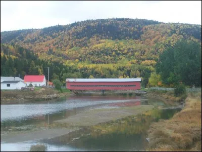 Parmi ces quatre parcs nationaux canadiens, lequel ne se situe pas au Québec ?