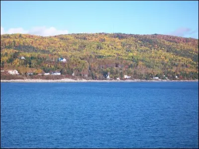 Parmi ces villes québécoises, laquelle n'est pas située le long du Saint-Laurent ?