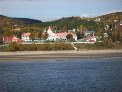 Quel est ce village très touristique situé au confluent de la rivière Saguenay et du fleuve Saint-Laurent ?