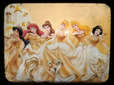 Quelle est la seule princesse dont le père soit décédé mais dont la mère vit toujours ?