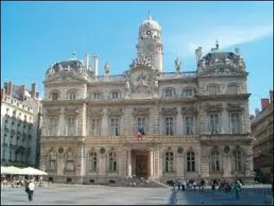 Lyon est la préfecture de la nouvelle région Auvergne-Rhône-Alpes.