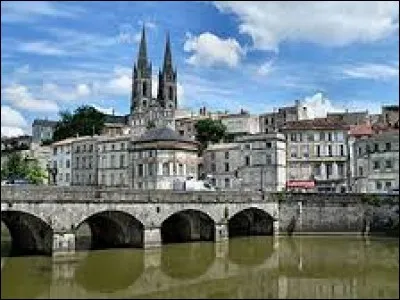 Niort est la préfecture d'un département dont la région a fusionné avec les Pays-de-la-Loire.