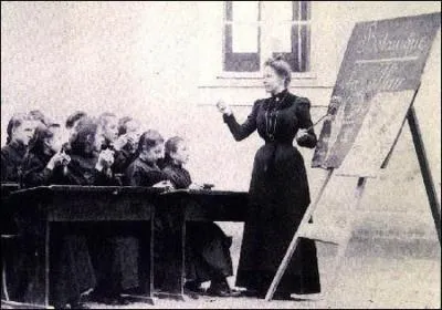 On ne dit pas ''la matresse d'cole'' mais: