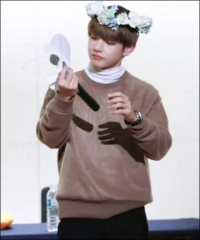 Que forme sa bouche lorsqu'il sourit ?