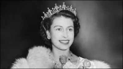 En 2017, depuis combien d'années Elisabeth II est-elle reine d'Angleterre ?