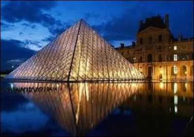 Dans quel musée se trouve cette pyramide constituée de verre et de métal ?