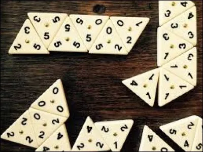 Comment s'appelle ce jeu de société dont les pions sont de forme triangulaire ?