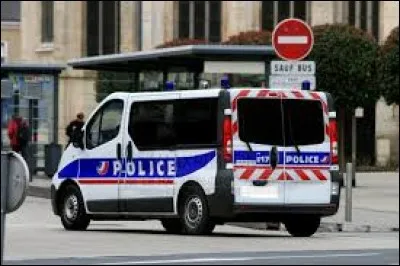 Quel nombre faut-il taper sur son téléphone pour contacter police secours ?