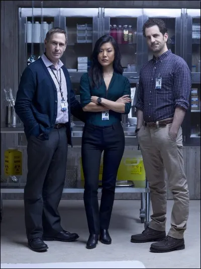 Quel est le nom de cette personne ?
(la personne à l'extrême gauche)