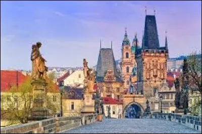 Prague est la capitale de la République Tchèque.