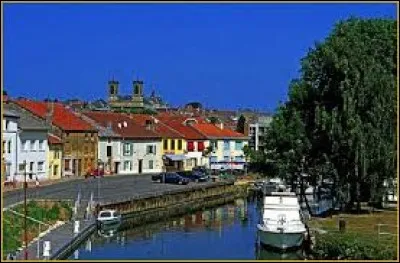 Nous terminons notre balade sur un petit bateau, &agrave; Stenay. Ville de l'arrondissement de Verdun, dans la plaine de la Wo&euml;vre et travers&eacute;e par le canal de l'Est, elle se situe dans le d&eacute;partement ...