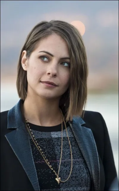 Il y a Thea Queen devant toi, que fais-tu ? accolade