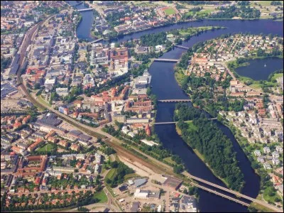 Passons à quelques villes un peu moins peuplées. Karlstad est une ville de 60 000 habitants, au bord du lac Vänern.. Dans quel pays se trouve-t-elle ?