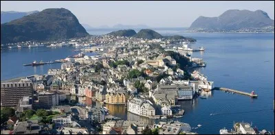 Ålesund est une ville portuaire de 45 000 habitants, située sur un archipel. Dans quel pays se trouve-t-elle ?
