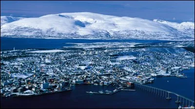 Tromsø est une ville maritime de 60 000 habitants, centre universitaire et pôle touristique. Dans quel pays se trouve-t-elle ?