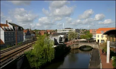 Kolding est une ville portuaire de 55 000 habitants, sur le croisement des principaux axes de communication du pays. Dans quel pays se trouve-t-elle ?