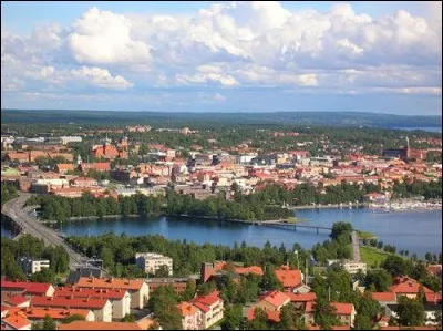 Östersund, peuplée de 55 000 habitants se situe sur les rives du Storsjön. C'est la seule ville importante de sa région. Dans quel pays se trouve-t-elle ?