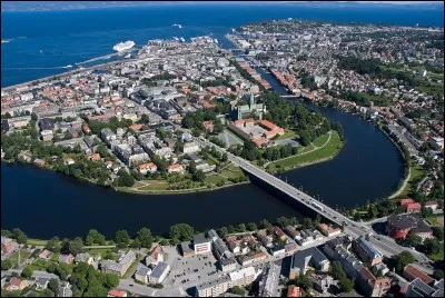 Trondheim est une importante ville de 150 000 habitants. Dans quel pays se trouve-t-elle ?