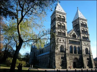 Lund est une ville de 100 000 habitants qui possède une cathédrale et une importante université. Dans quel pays se trouve-t-elle ?