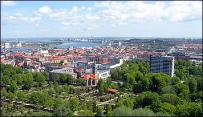 Aalborg, avec 125 000 habitants, est bordée par un bras de mer, le Limfjorden. Dans quel pays se trouve-t-elle ?