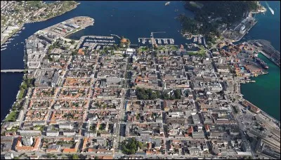 Kristiansand est une ville maritime de 80 000 habitants. Dans quel pays se trouve-t-elle ?