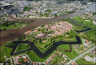 Fredrikstad est une ville portuaire de 100 000 habitants, à l'embouchure du Glomma. Dans quel pays se trouve-t-elle ?