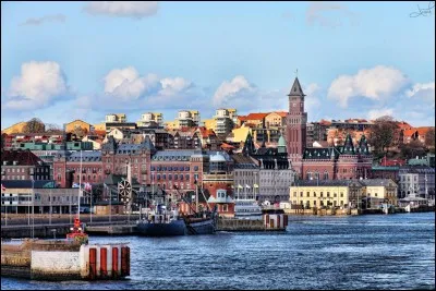 Helsingborg, peuplée de 90 000 habitants, est une ville portuaire sur un emplacement stratégique. Dans quel pays se trouve-t-elle ?