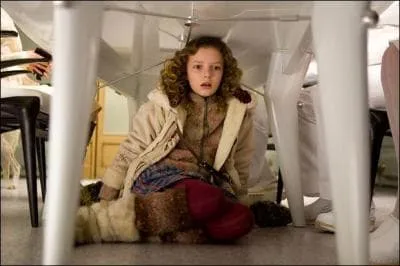 Pour qui Lyra se fait elle passer lorsqu'elle va  la base pour sauver son ami ?