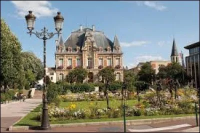 Ville francilienne de près de 79 000 habitants, dans l'arrondissement de Nanterre, Rueil-Malmaison se trouve dans le département ...