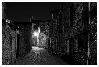 Qui chantait "Rue déserte, dernière cigarette, plus rien ne bouge" ?