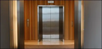 Dans l'épisode 19 qui est enfermé dans l'ascenseur ?