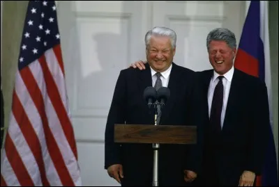Survenue un 23 octobre à New York, cette rencontre entre les présidents Bill Clinton et Boris Eltsine reste dans les annales : suite à des propos tenus par un Eltsine enivré s'adressant à la presse, son homologue américain fut pris d'une célèbre crise de fou rire. En quelle année était-ce ?