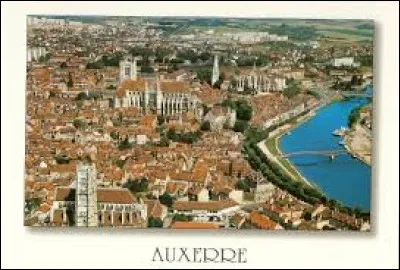 Petit tour à Auxerre (89), ville bourguignonne traversée par ...