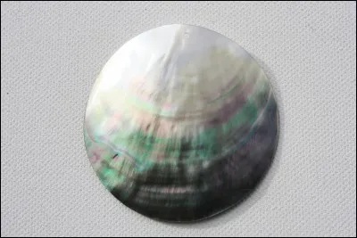 Que veut dire le mot nacre ?