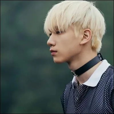 De qui est-il proche ?