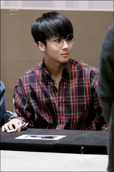 Il est ami avec deux membres d'un autre groupe, qui ?