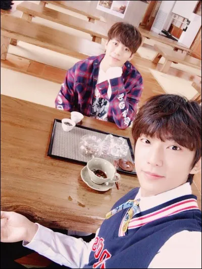 De quel membre d'un autre groupe est-il proche ?