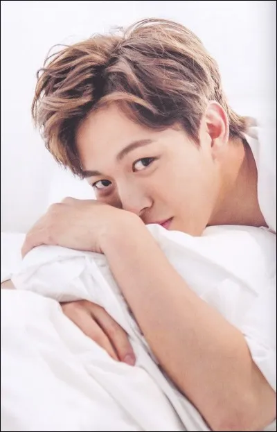 Dans le lit de quel membre dort-il souvent ?