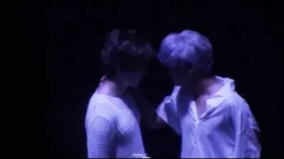 Avec qui crée-t-il des plans machiavéliques contre N ? (Le leader)