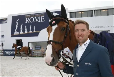 Quel cheval de Simon Delestre est considéré comme le meilleur cheval au monde (nombre de sans fautes d'affilée impressionnant en Grand Prix) ?