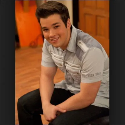 Avec qui ce personnage est-il sorti dans la saison 5 ?