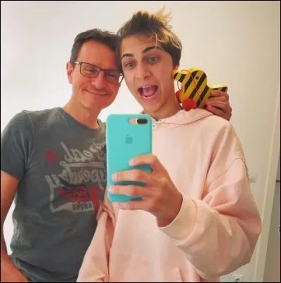 Comment s'appelle son père ?