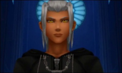 Qui est cet étrange garçon habillé d'un manteau noir de l'Organisation ?