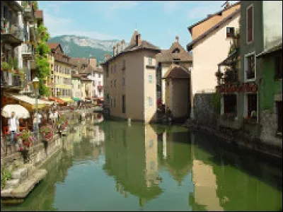 Le festival du film d'animation se déroule chaque année depuis 1975 dans cette ville. Laquelle ?