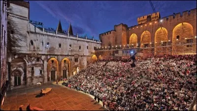 Créé en 1947 par Jean Vilar, ce festival de théâtre est l'un des plus importants au monde. Dans quelle ville se déroule-t-il ?