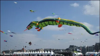 Le festival international du cerf-volant a lieu tous les deux ans depuis 1980, attirant 500 000 visiteurs dans cette ville. Laquelle ?