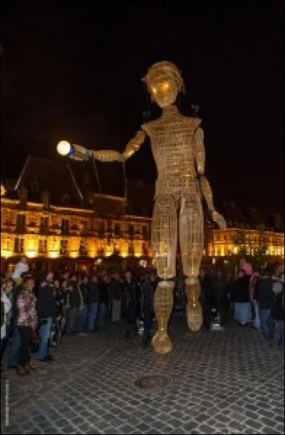 Le festival international de théâtre de marionnettes se déroule, depuis 1961, chaque année pendant 10 jours dans cette ville. De quelle ville s'agit-il ?